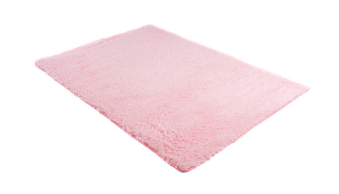 różowy dywan shaggy